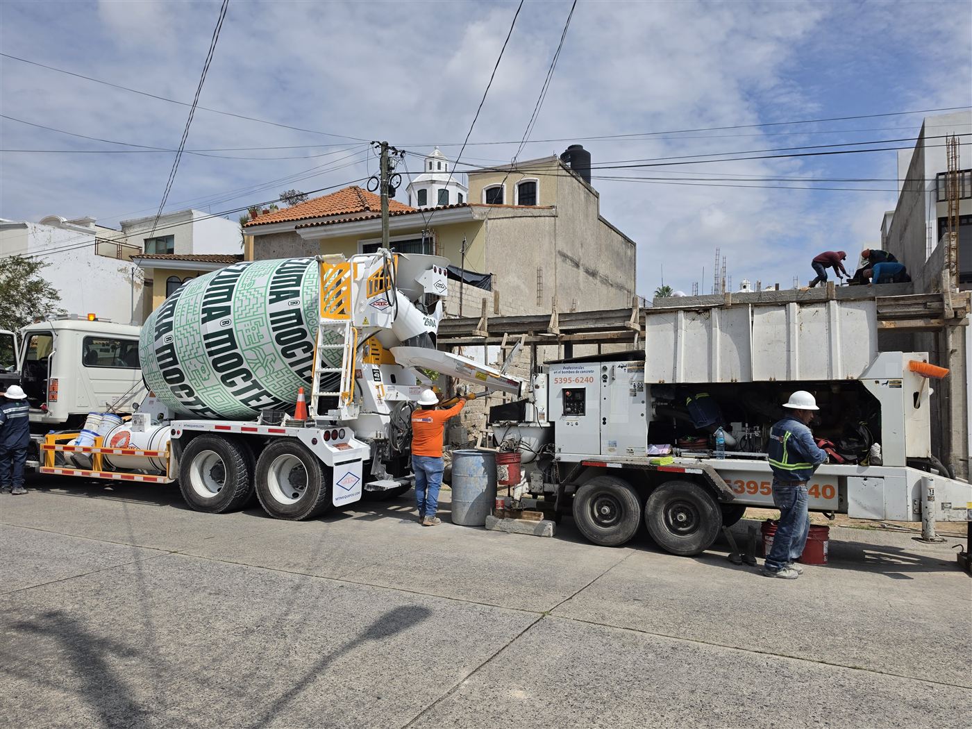 Olla de Concretos Moctezuma y bomba de concreto durante el colado de una losa