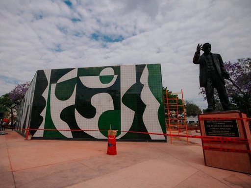 Mural de mosaico y estatua en el Parque Rojo rehabilitado