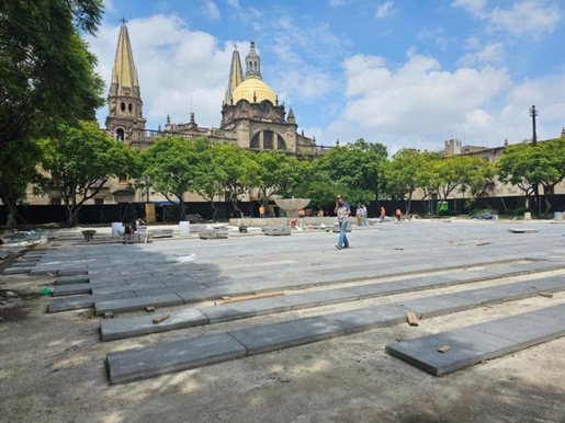 Colocación de piso en la Plaza Liberación frente a la Catedral de Guadalajara